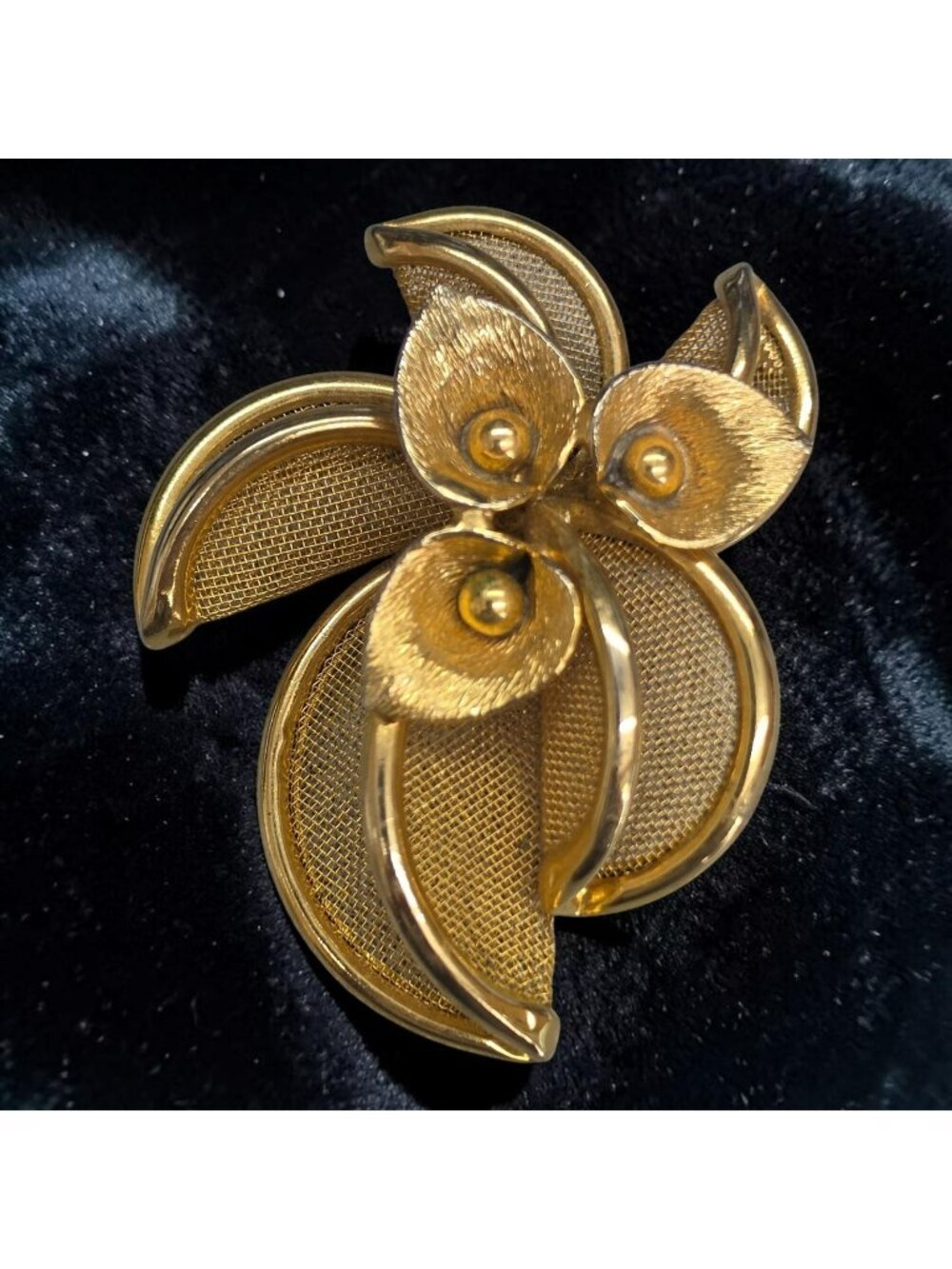 Vintage Hobe Gold-Tone Mesh Flower Brooch Pin Textured Calalily Design